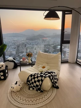 Caterpillar slinks dīvāns viesistaba nelielā dzīvoklī vienkāršu mūsdienu miega atpūtas krēsls balkons vienu krēslu.